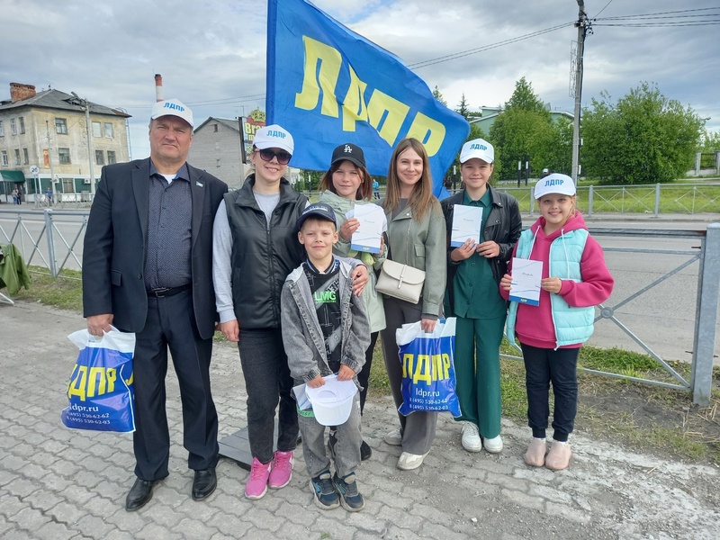 Активисты ЛДПР поздравили жителей Няндомы с Днём города!