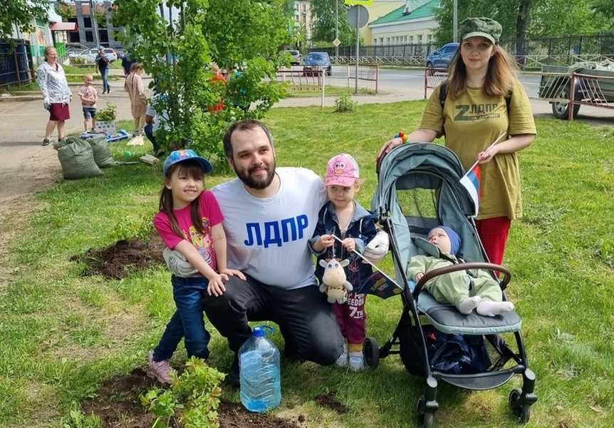 Активисты ЛДПР продолжают благоустройство Новодвинска