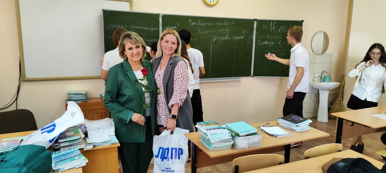 Педагогов с Днём учителя поздравили в Астрахани