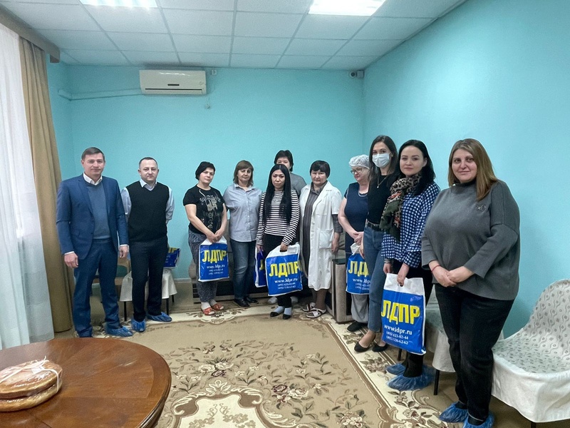Сотрудников центра «Парусник» поздравили с прошедшим профессиональным праздником
