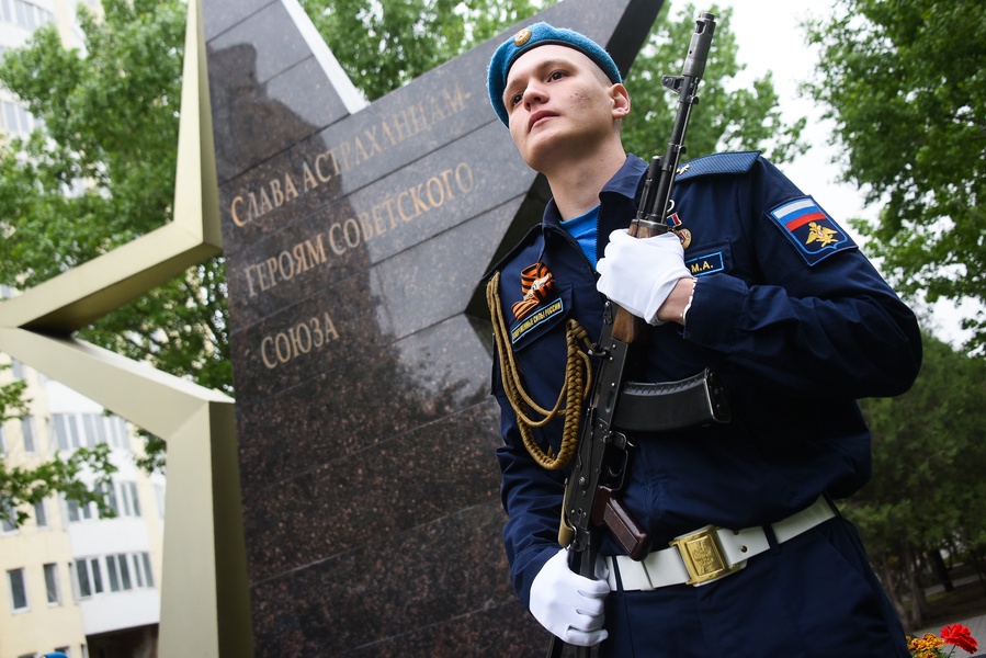 К памятникам воинской славы возложены венки и цветы