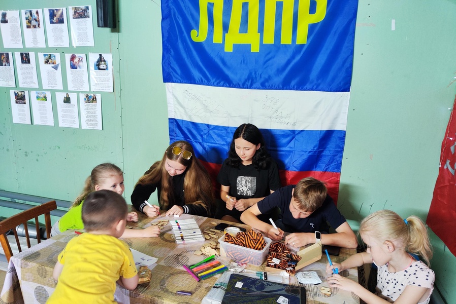 Дети из Харабалинского района сделали 100 брошей ко Дню Победы