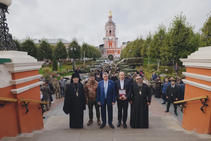 Очередная партия автомобилей и техники отправлена ЛДПР в зону СВО 