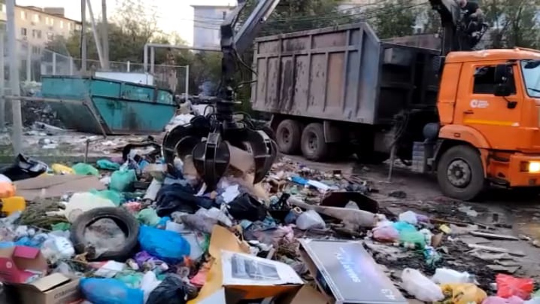  После вмешательства активиста ЛДПР двор по ул. С. Перовской, 109 начали зачищать