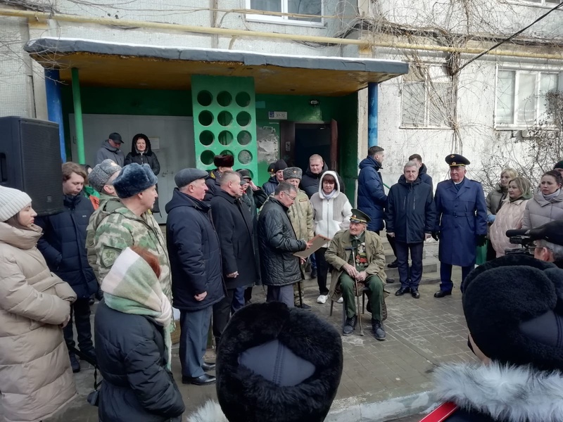 Астраханские партийцы поздравили ветерана с годовщиной Победы в Сталинградской битве