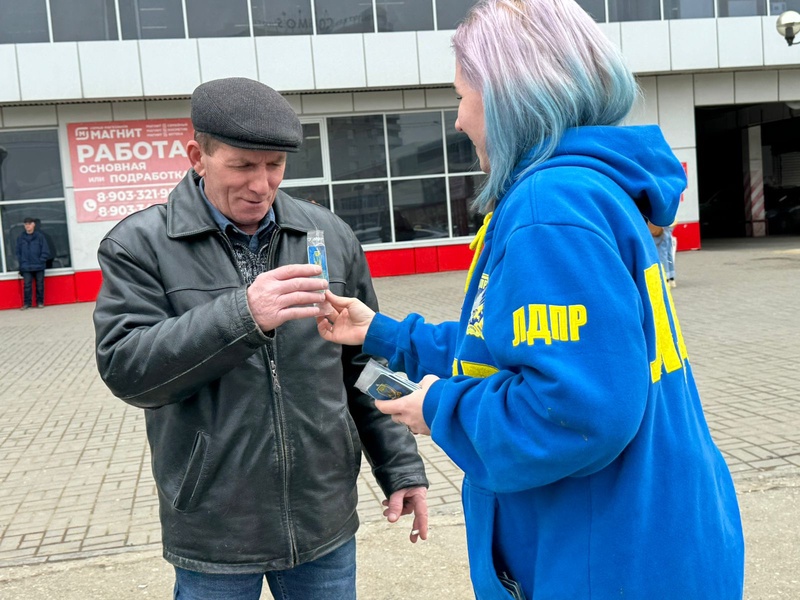 Астраханские партийцы поздравили таксистов с профессиональным праздником