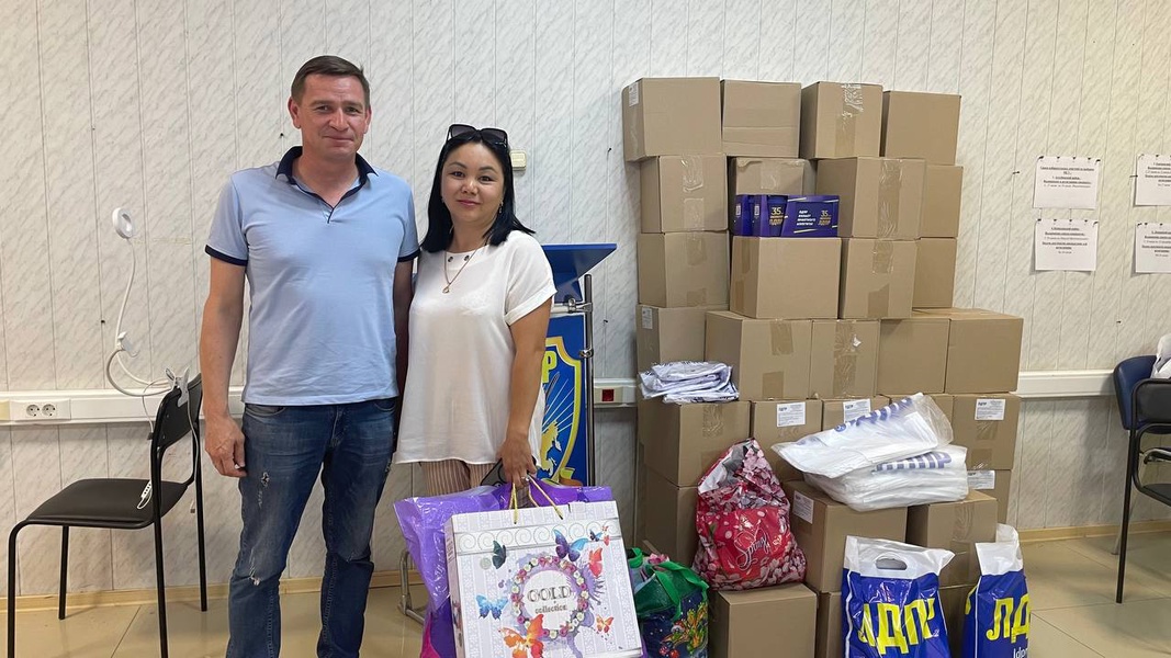 Неравнодушные астраханцы несут вещи в пункт сбора помощи от ЛДПР