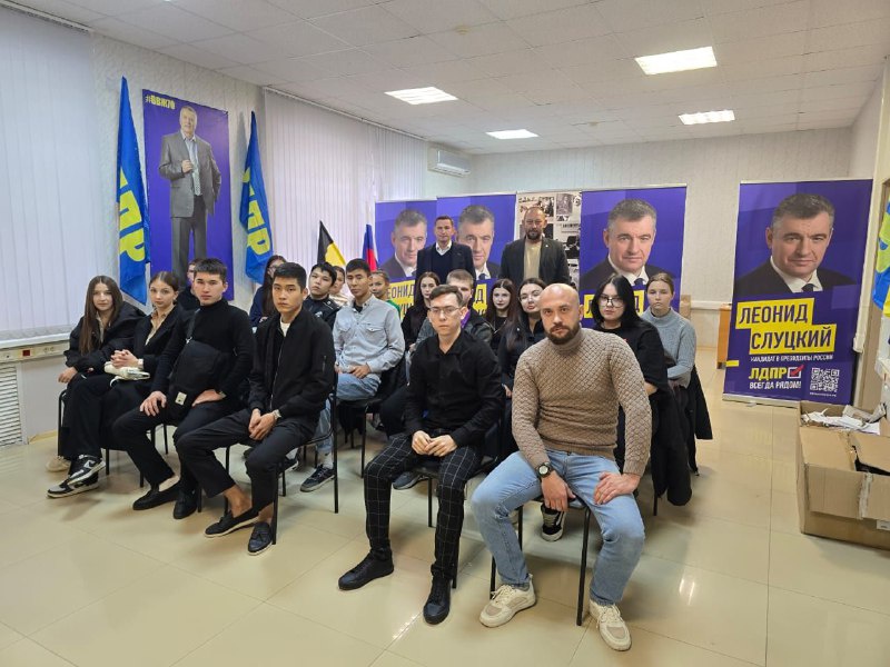 Депутат Тимофей Щербаков встретился с астраханскими студентами