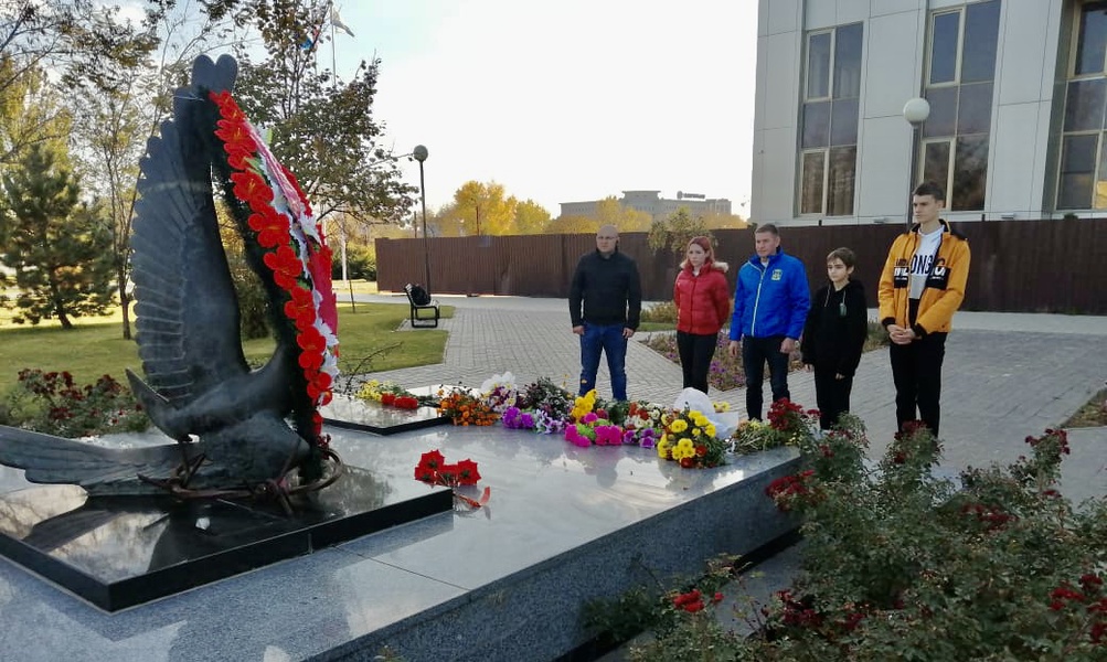 Жертвы мемориала. Мемориальный комплекс жертв репрессий Казань. Возложение цветов к памятнику жертв политических репрессий. Памятник жертвам политических репрессий. Памятник репрессированным в Иркутске.