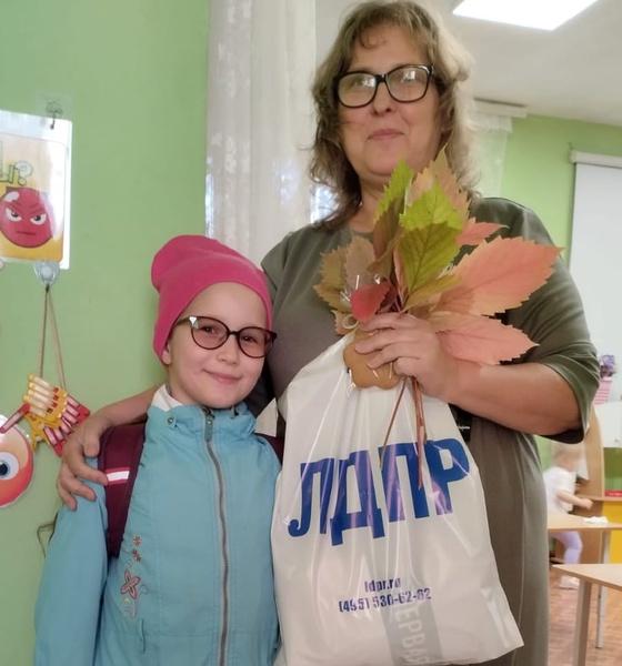 В Астрахани партийцы поздравили дошкольных работников