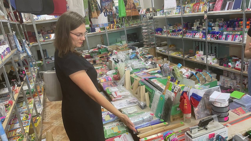 В разгар лета актив ЛДПР проверяет цены на канцтовары