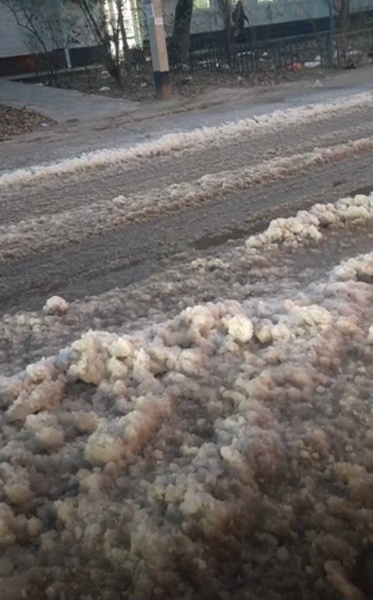 В соцсетях нарастает недовольство обледенелыми дорогами при отсутствии осадков