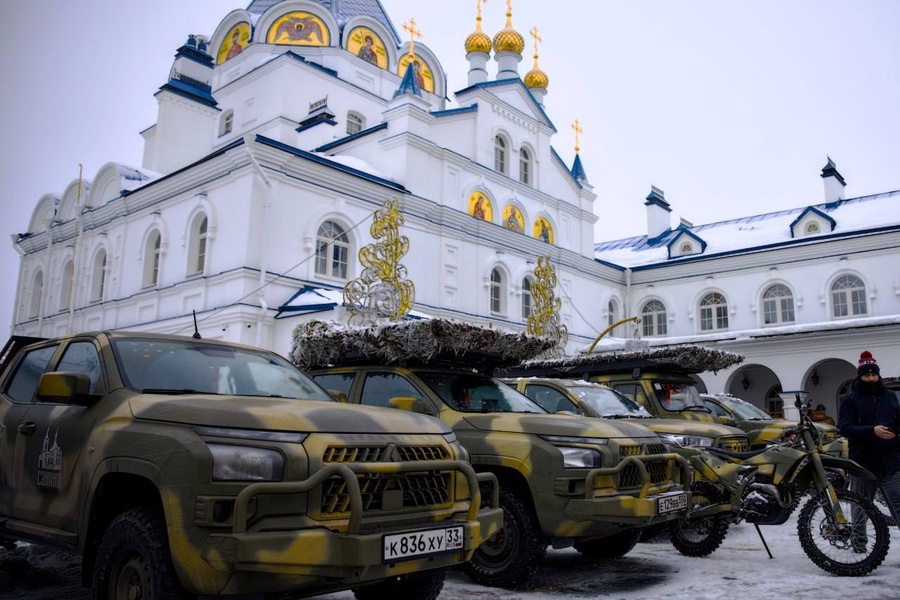 ЛДПР передала бойцам СВО 23 автомобиля и БТР