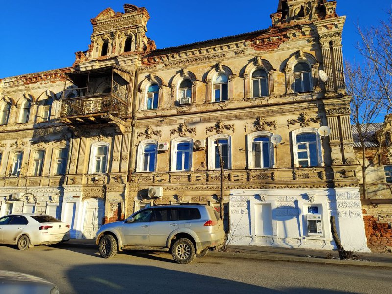 В Астрахани в окно памятника архитектуры вставили аппарат по продаже воды