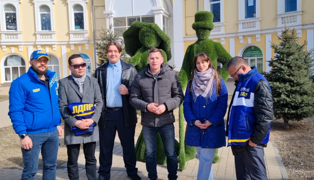 Астраханские партийцы подарили женщинам цветы в Международный женский день