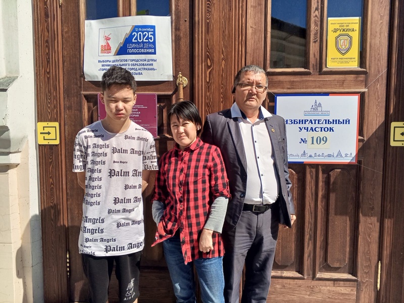 Партийцы приходят голосовать семьями
