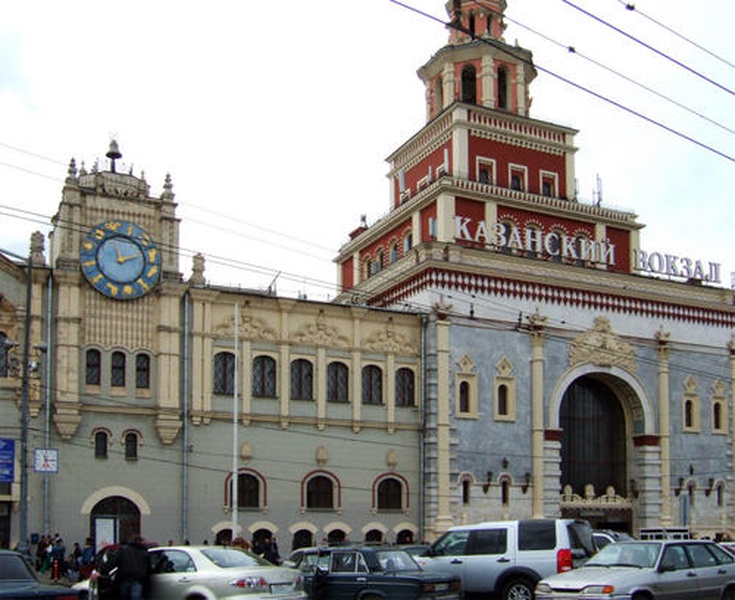 Отели возле казанского вокзала. Здание Казанского вокзала в Москве. Часы на Казанском вокзале. Часы на Казанском вокзале в Москве.