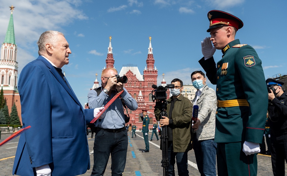 Лидер ЛДПР поздравил с получением лейтенантских погон выпускников МВОКУ