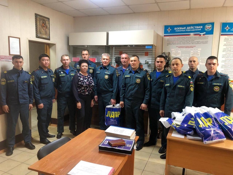 Депутат Светлана Илюхина поздравила сотрудников МЧС с Днем пожарной охраны