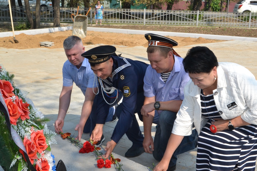 Депутат Светлана Илюхина и ее помощник Павел Селяев поздравили моряков с праздником