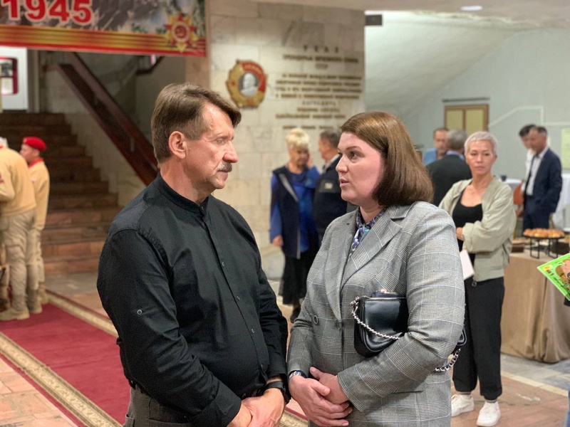 В Чите открылась выставка картин Виктора Бута