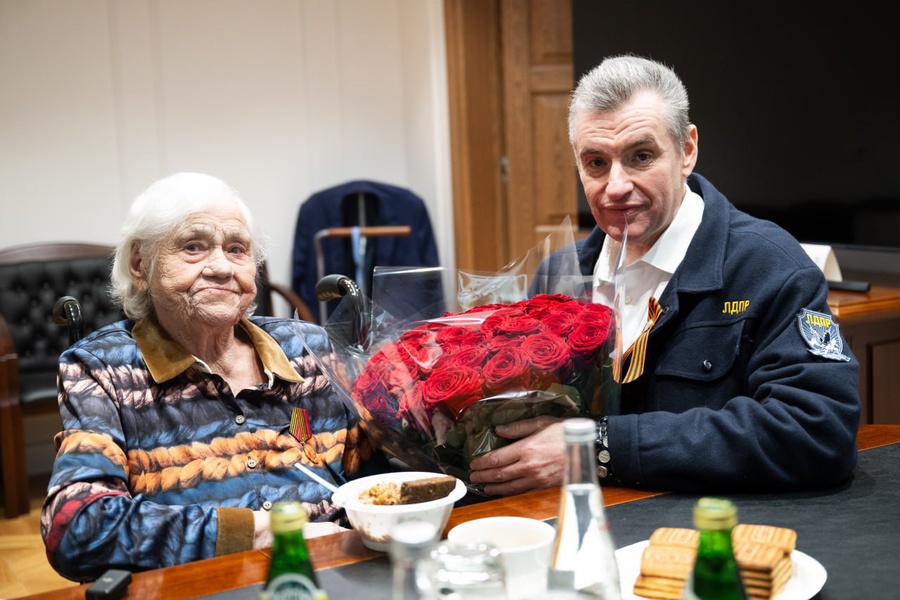 Благодаря ЛДПР 98-летняя труженица тыла побывала на Параде Победы