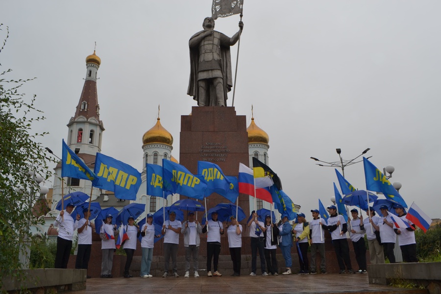 С Днем российского флага