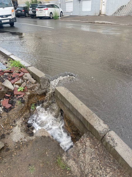 Во время дождя по улицам Читы бегут настоящие реки