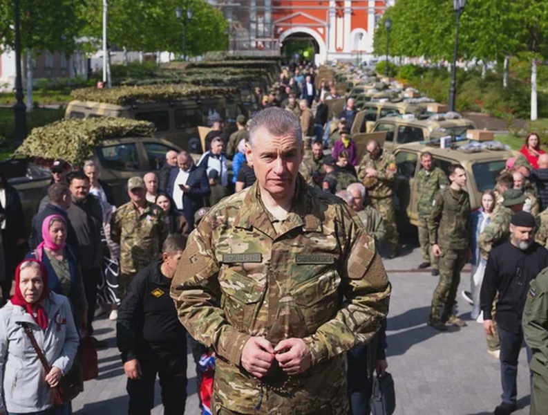Председатель ЛДПР Леонид Слуцкий  передал российским военнослужащим военную технику