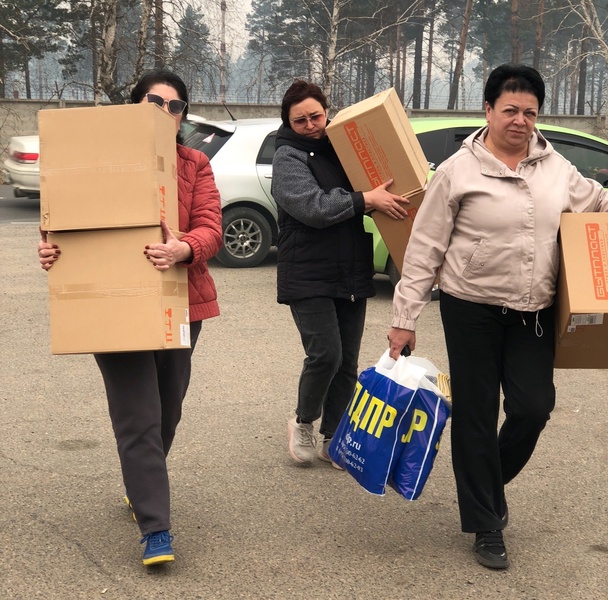 Забайкальские партийцы посетили пункт сбора волонтеров