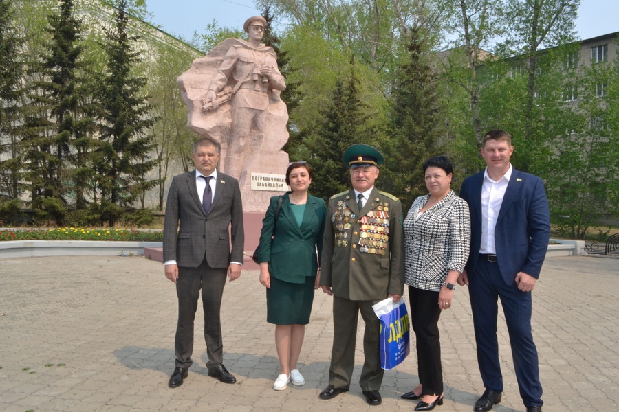 Депутаты ЗакСобрания поздравили подполковника пограничной службы Юрия Одинцова с праздником