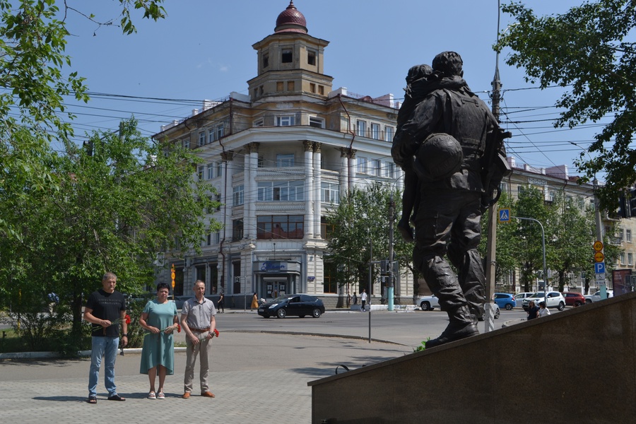 В день ветеранов боевых действий депутаты ЛДПР возложили цветы к памятнику бойцам СВО 