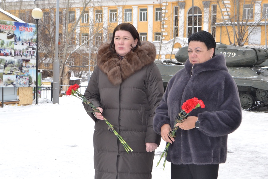 Василина Кулиева возложила цветы к памятной стеле воинам-афганцам в Чите