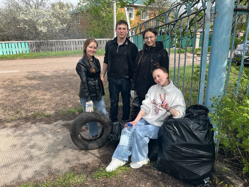 При участии ЛДПР в Кармаскалах прошёл субботник
