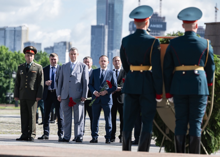 Леонид Слуцкий возложил цветы к Вечному огню в День памяти и скорби