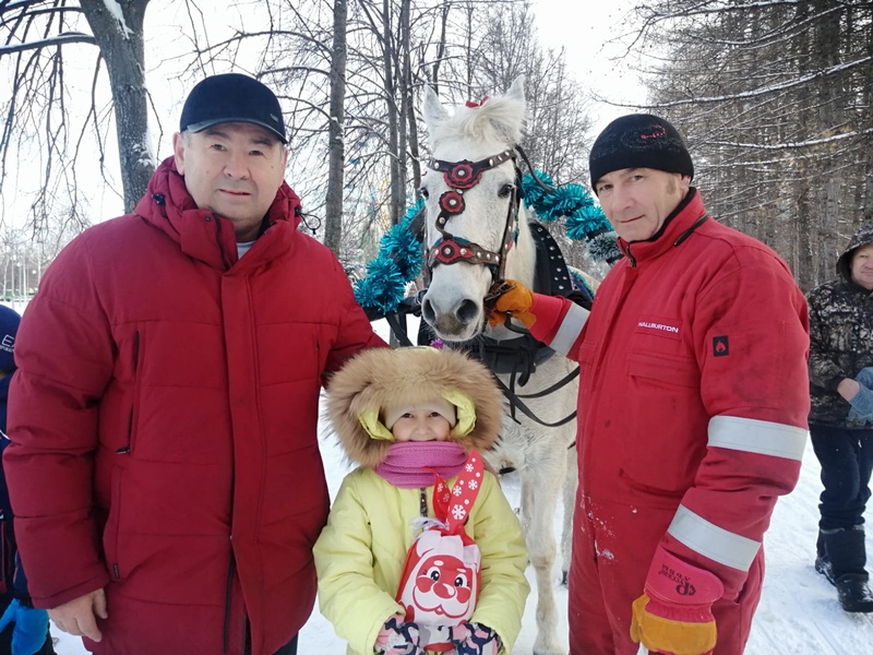 Туймазинские партийцы организовали конную прогулку для детей