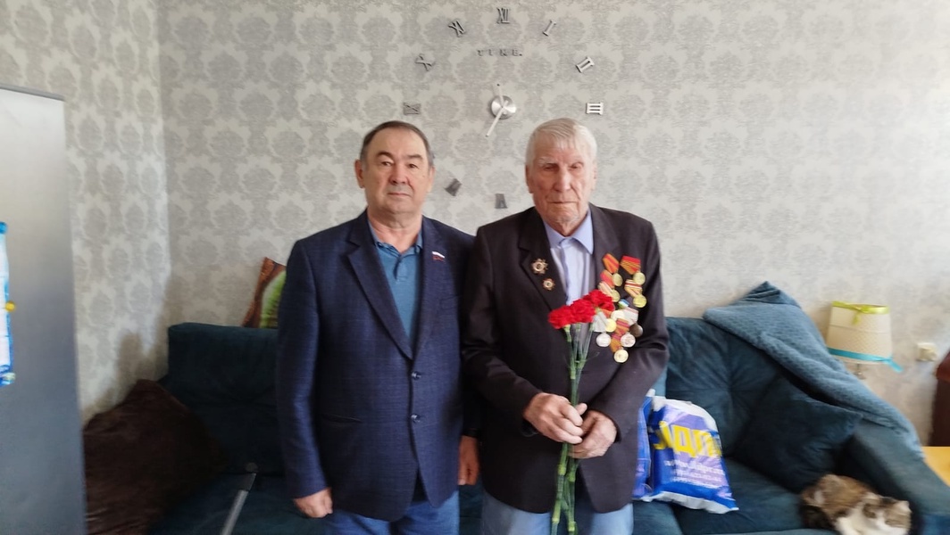 Активисты ЛДПР Туймазинского района поздравили ветеранов с Днём Победы