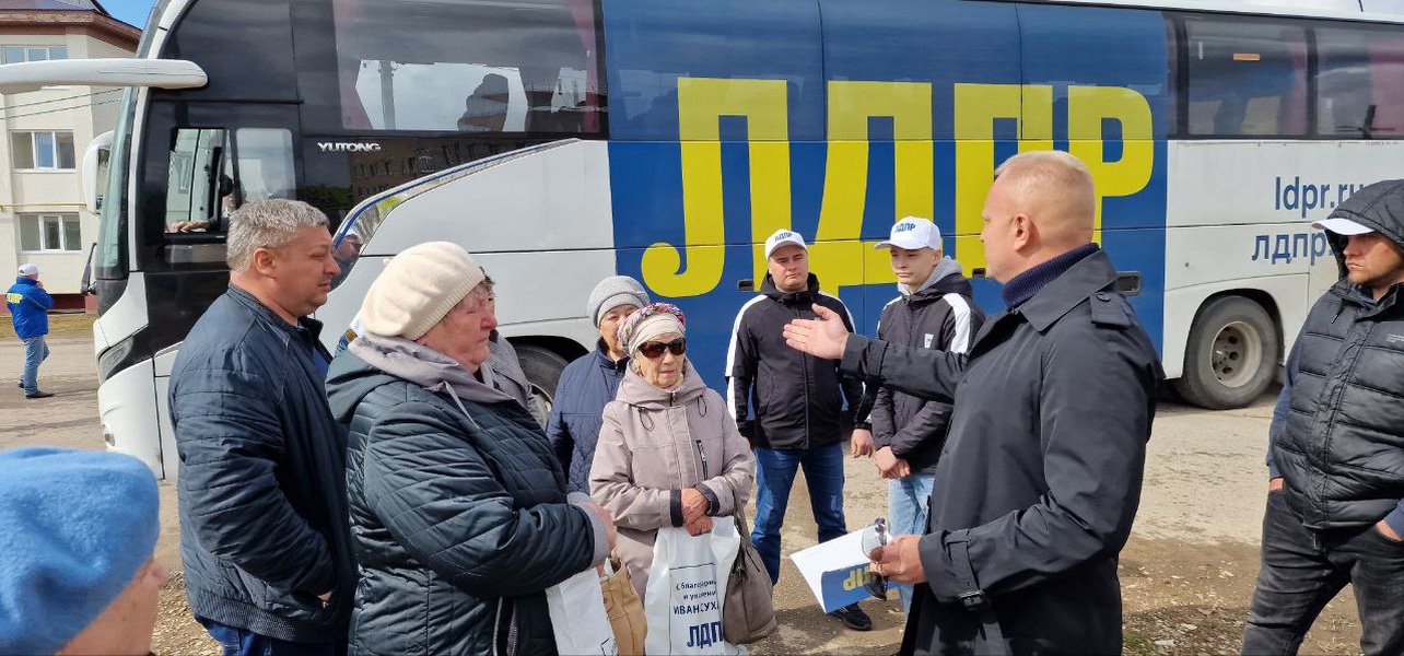 Жители Нуримановского и Иглинского районов встретили автобус помощи ЛДПР