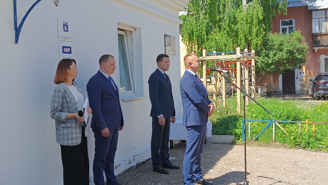 В Салавате состоялось открытие мемориальной доски в честь Владимира Жириновского