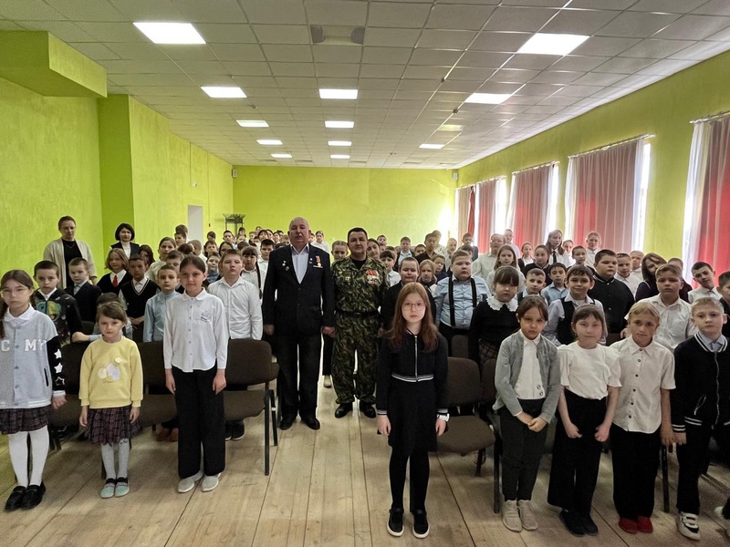 Активисты ЛДПР поговорили о важном со школьниками из Давлеканово