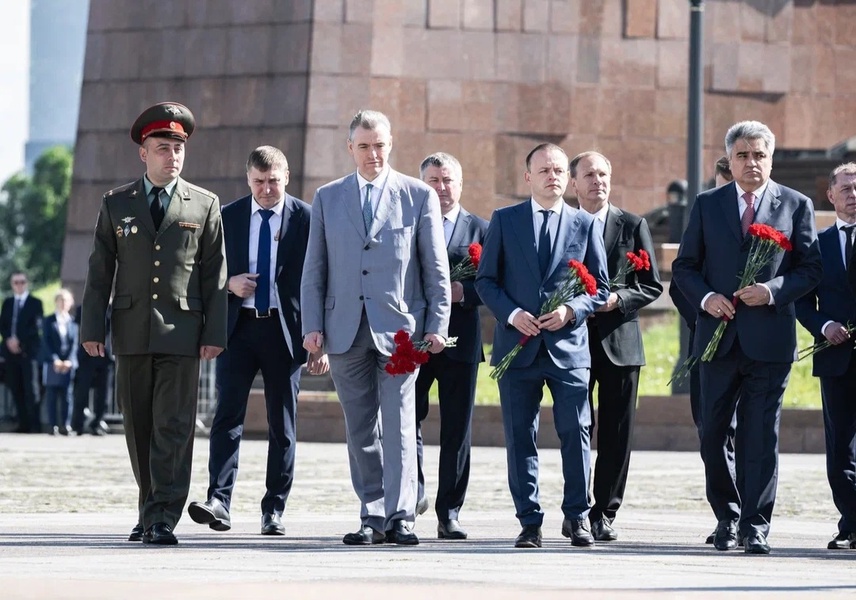 Леонид Слуцкий возложил цветы к Вечному огню в День памяти и скорби