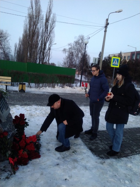 Представители ЛДПР возложили цветы к памятному мемориалу в память о погибших на камышитовом заводе