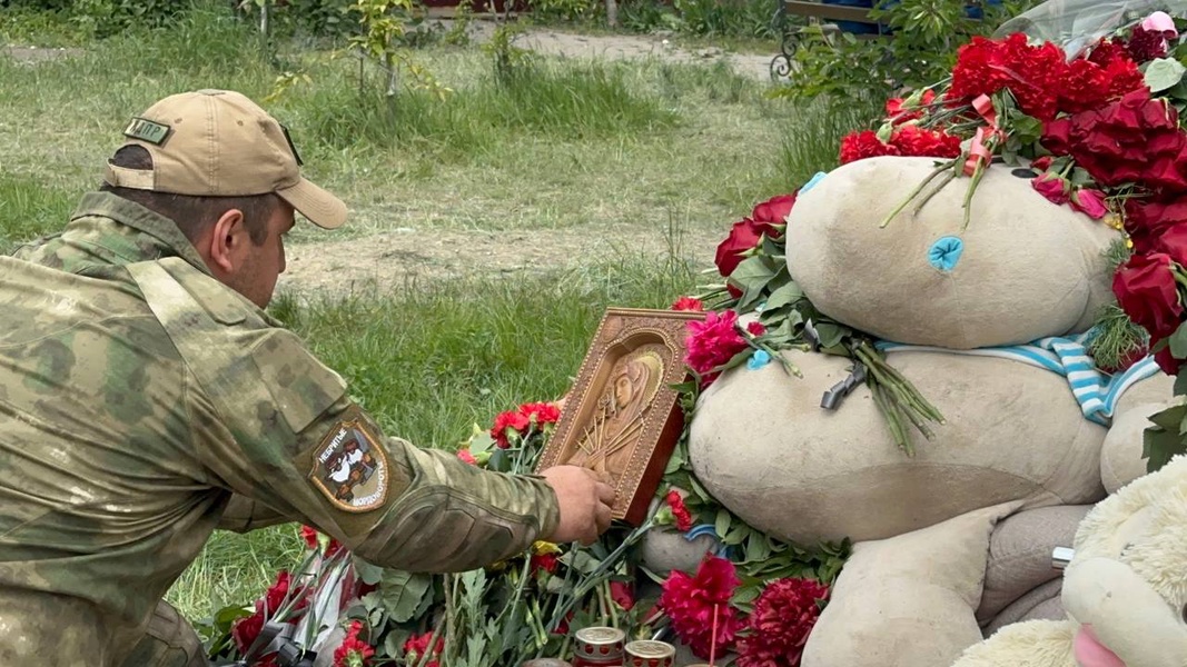 В Белгороде на месте разрушенного дома образовался стихийный мемориал