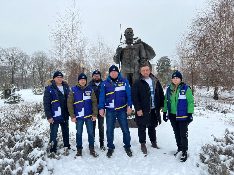 Белгородские партийцы возложили цветы к мемориалу "Не вернувшимся с войны"