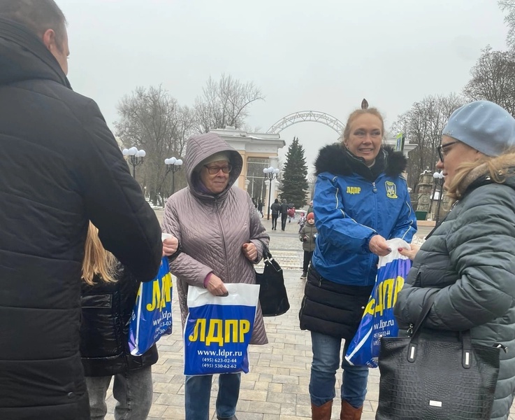 Белгородские партийцы от ЛДПР поздравили женщин с Днем матери