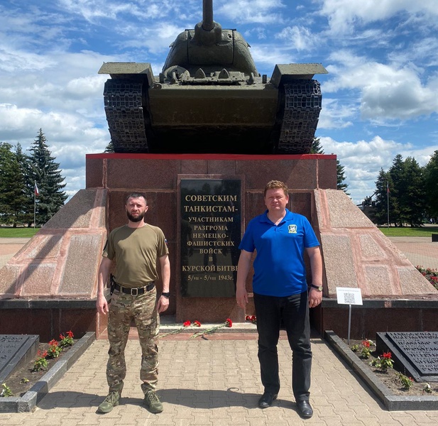 Белгородские партийцы возложили цветы к мемориалу «В честь героев Курской битвы»