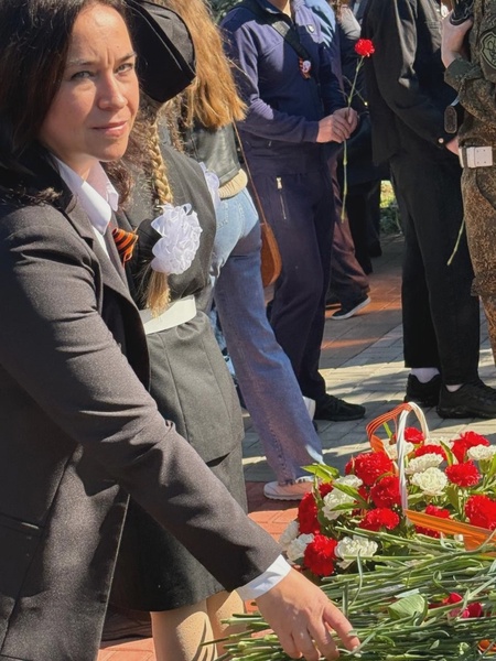 Ольга Сотникова возложила цветы к Вечному огню у Аллеи Героев