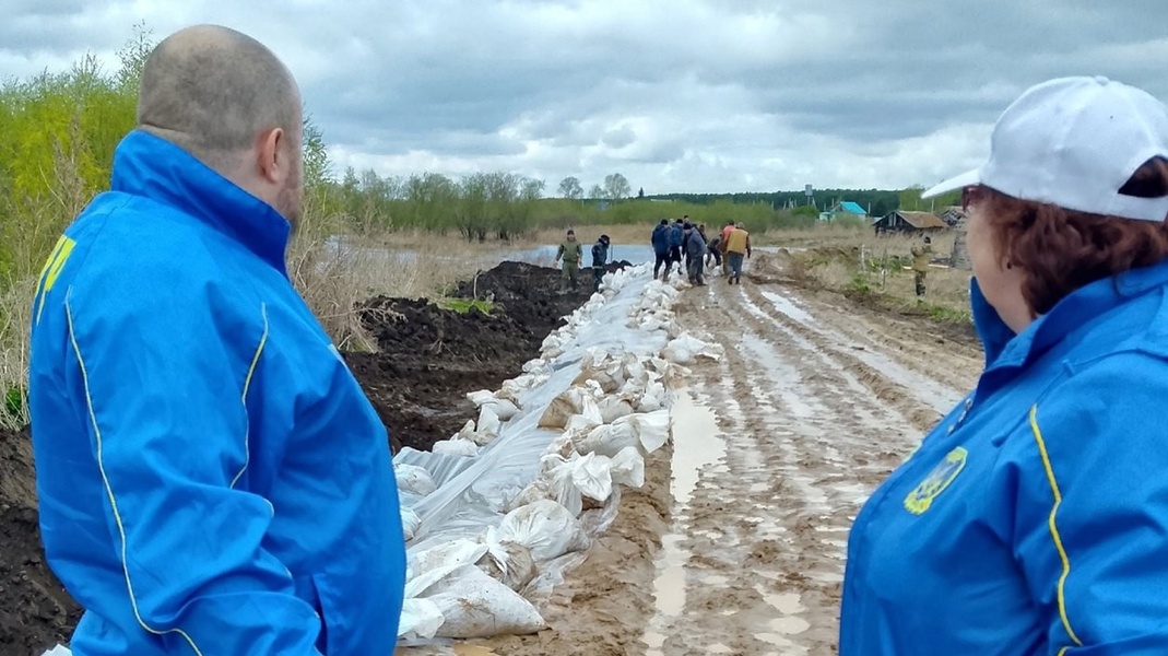 Партийцы помогают в защите жителей от паводка в Ишимском районе