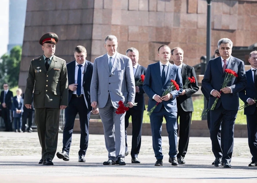 Леонид Слуцкий возложил цветы к Вечному огню в День памяти и скорби 