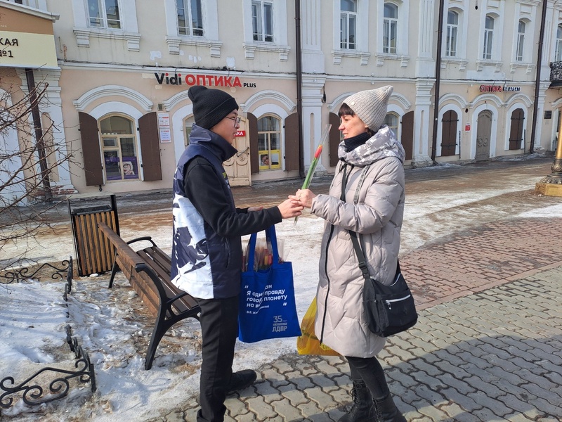 Цветы, улыбки и весеннее настроение